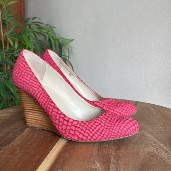 Max Studio Wedges Womens 9.5 Pink Coral Red Reptile Textured Closed Toe BRIGHT - Picture 1 of 14
